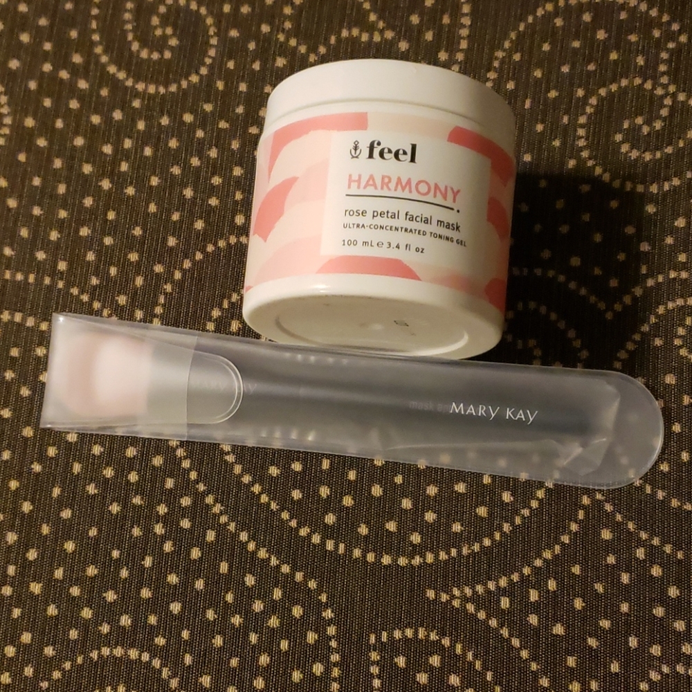 BRAND NEW Rose Petal Facial Mask and Mask Tool